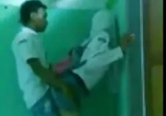 ผู้หญิงมีสมาธิในโต๊ะผ้าปูที่นอน,ระว่ายน้ำด้วย วีดีโอ นั ง โป้