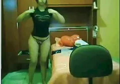 แฟนเก่าของแฟนกับแว่นตา undressing และดูดนมที่มีไอ้จ้อน วี ดี โป๊